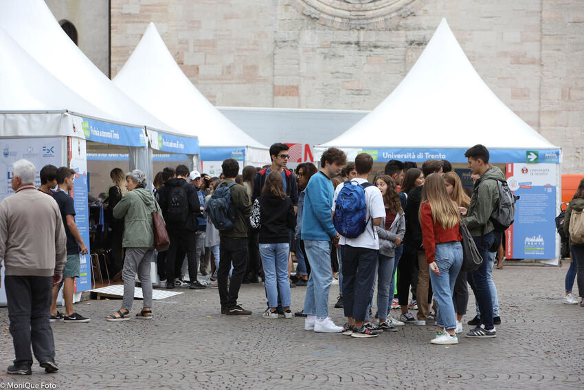 cittadini in piazza Duomo e in secondo piano gli stand informativi di Trento Smart City Week